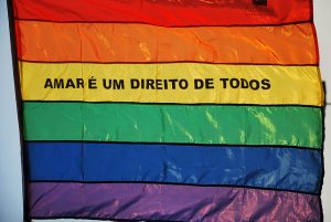 Bandeira com escrito: "Amar é um direito de todos"