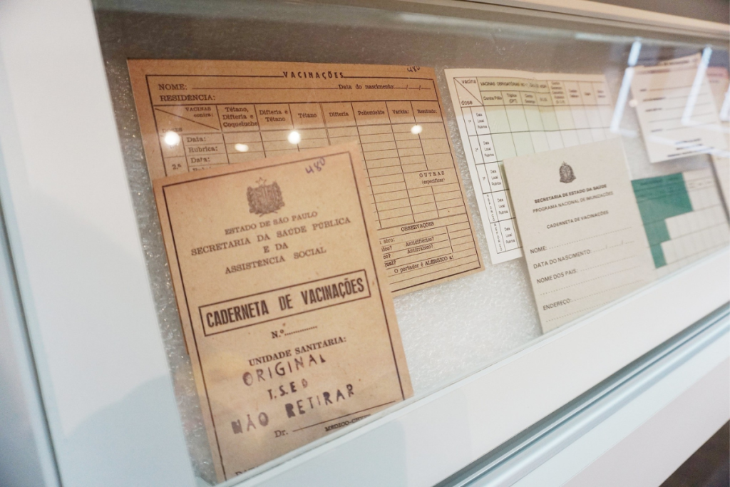 Museu da Vacina: cadernetas antigas de vacinação fazem parte da exposição