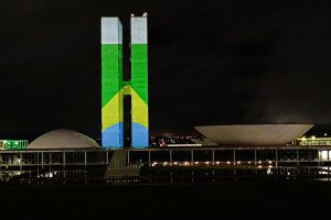 Um ano após a invasão e depredação dos Três Poderes em Brasília (DF), o Congresso Nacional receberá o ato “Democracia Inabalável” nesta segunda-feira (08/01). Promovida pelo governo federal, a solenidade, marcada para às 15h, espera reunir 500 convidados e autoridades e manter viva a memória da resistência das instituições à tentativa de golpe promovida por militantes e apoiadores do ex-presidente Jair Bolsonaro em 2023. 