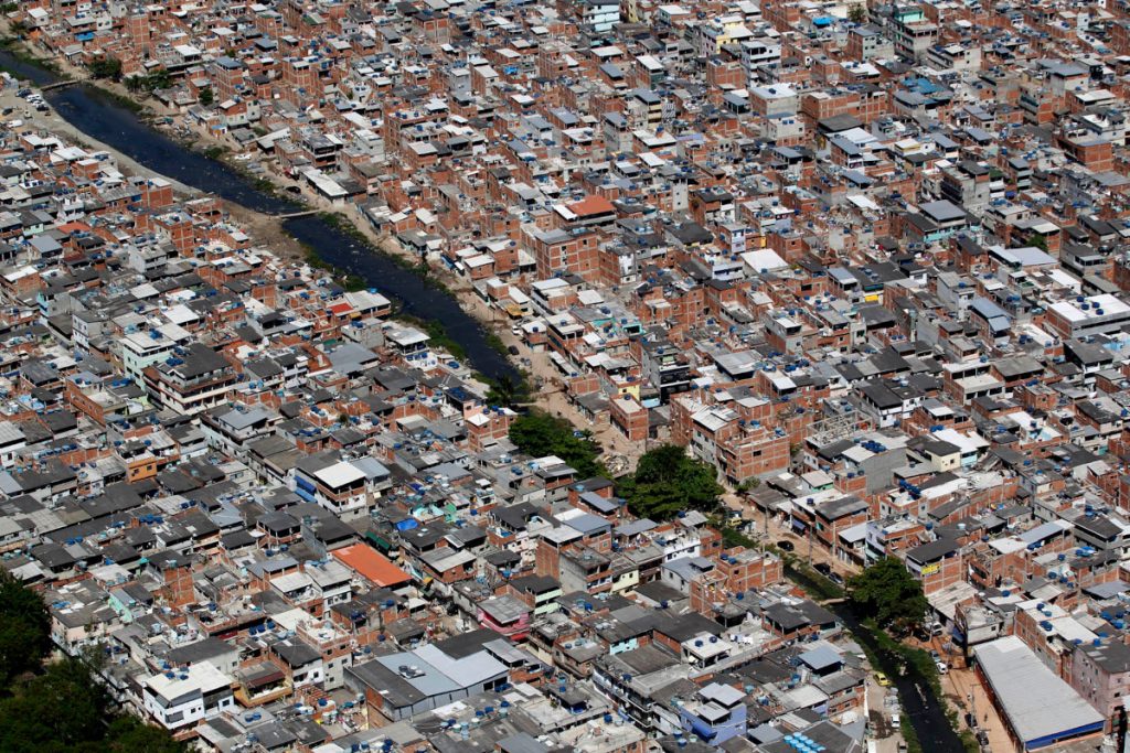 Favelas e Comunidades Urbanas - Educação e Território