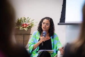 A assistente social Fernanda Almeida