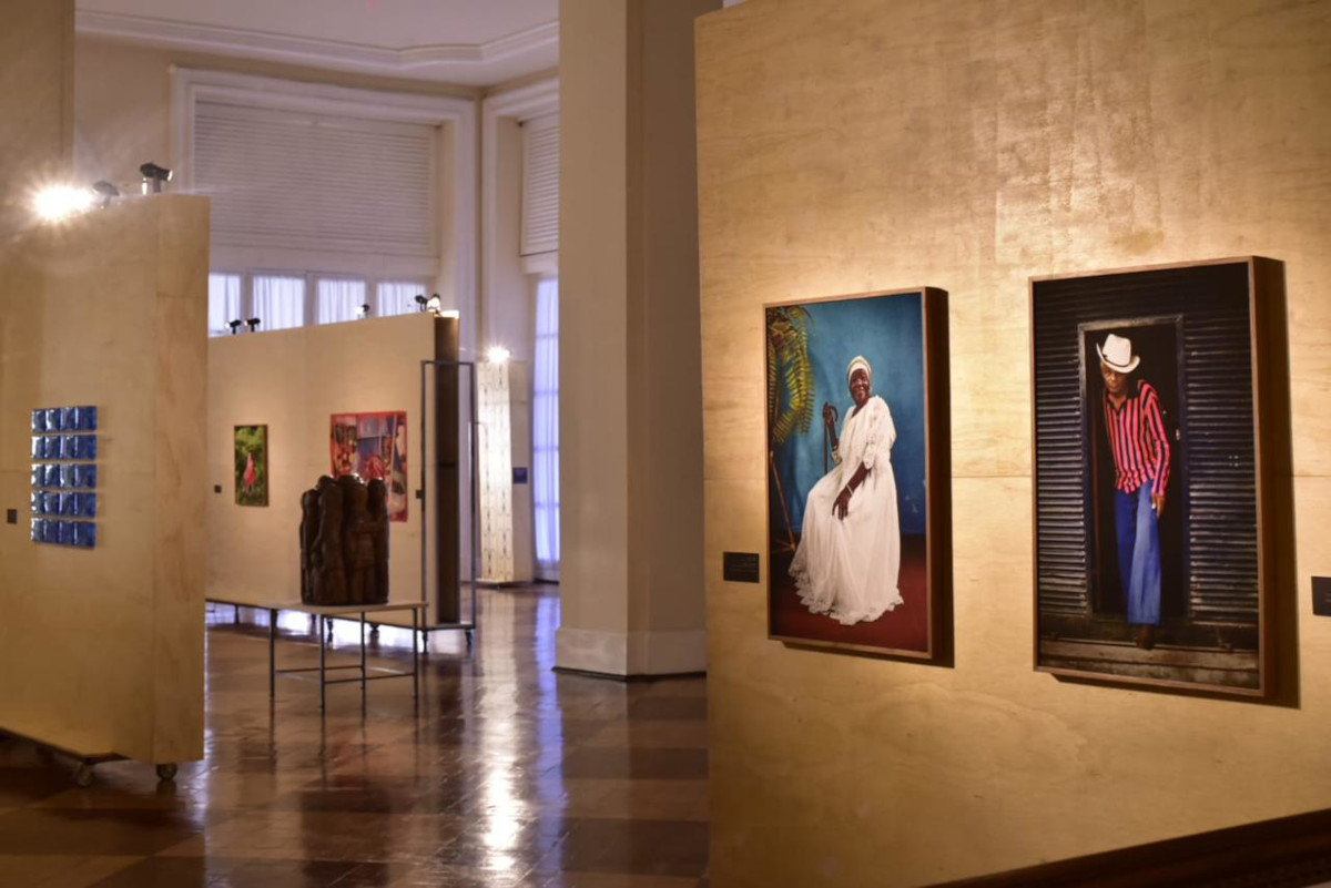 Imagem mostra salão do Sesc Quitandinha com obras da exposição Dos Brasis.