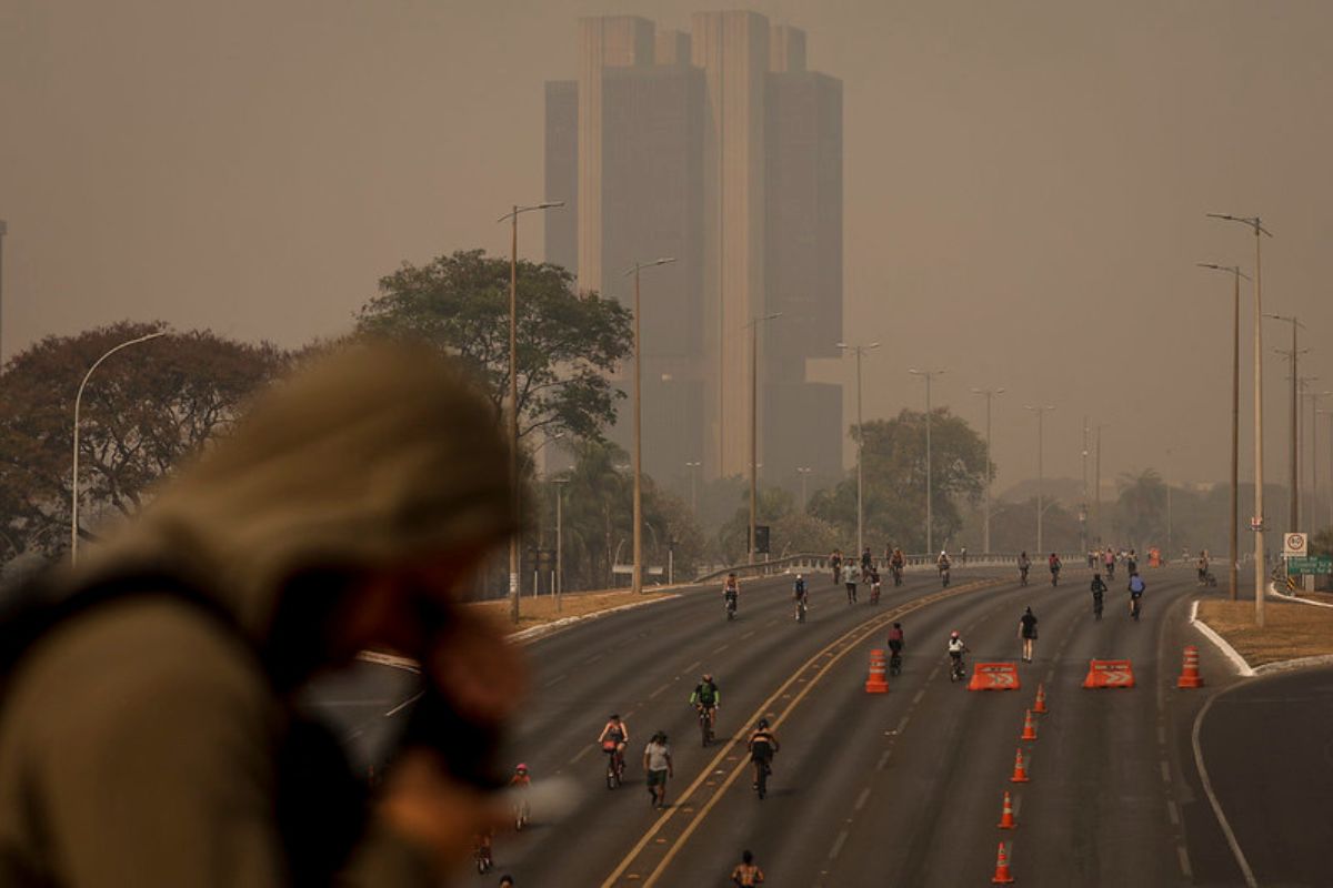 Ar poluído por queimadas em São Paulo (SP). A ecoansiedade é um dos impactos da crise climática na saúde mental