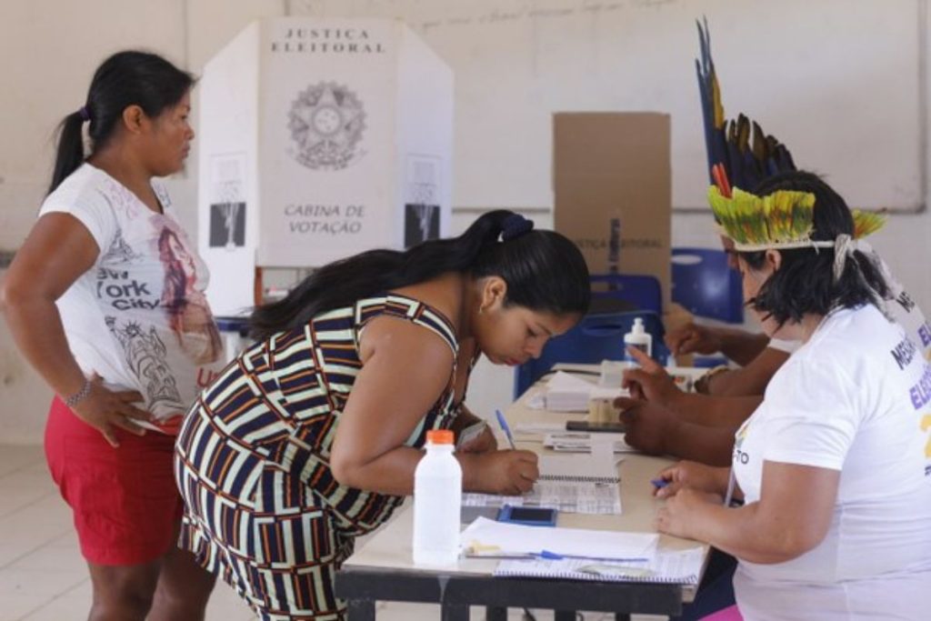 Cartilhas bilíngues visam maior inclusão dos povos indígenas nas eleições 