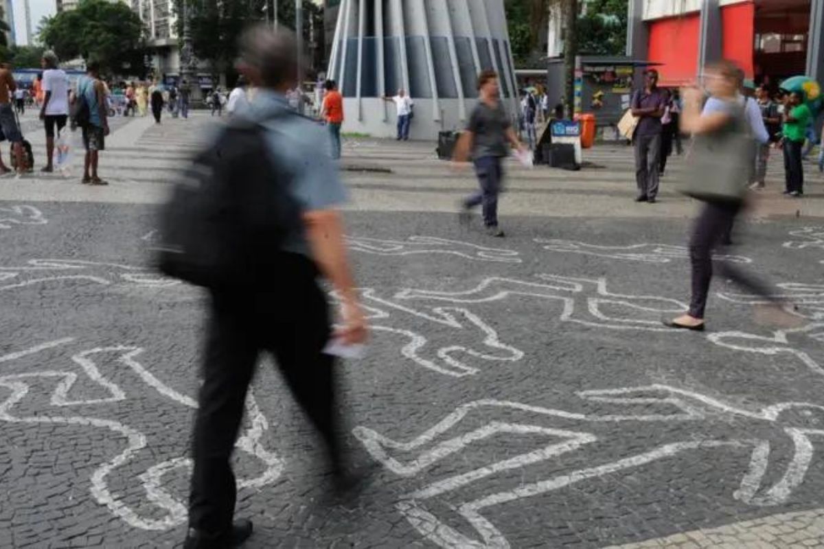 Silhuetas de corpos em protesto contra homicídios de jovens negros