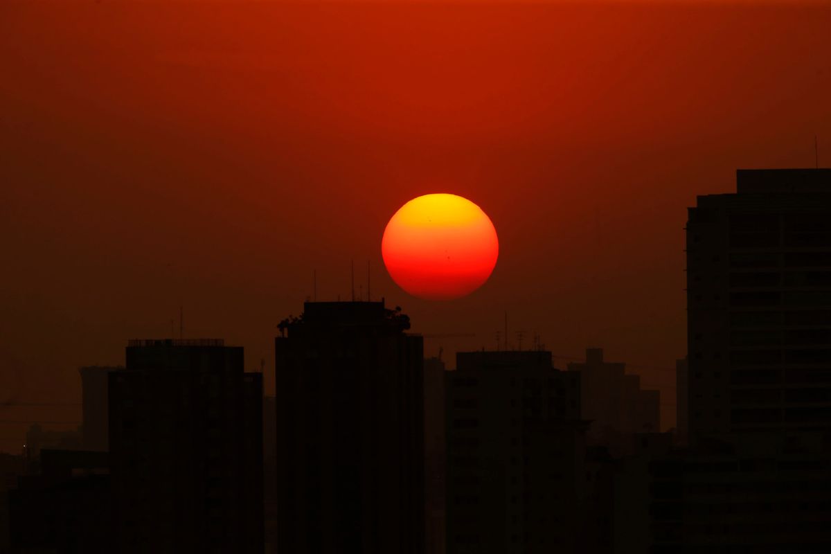 Fumaça de queimadas piora a qualidade do ar em cidades como São Paulo (SP)