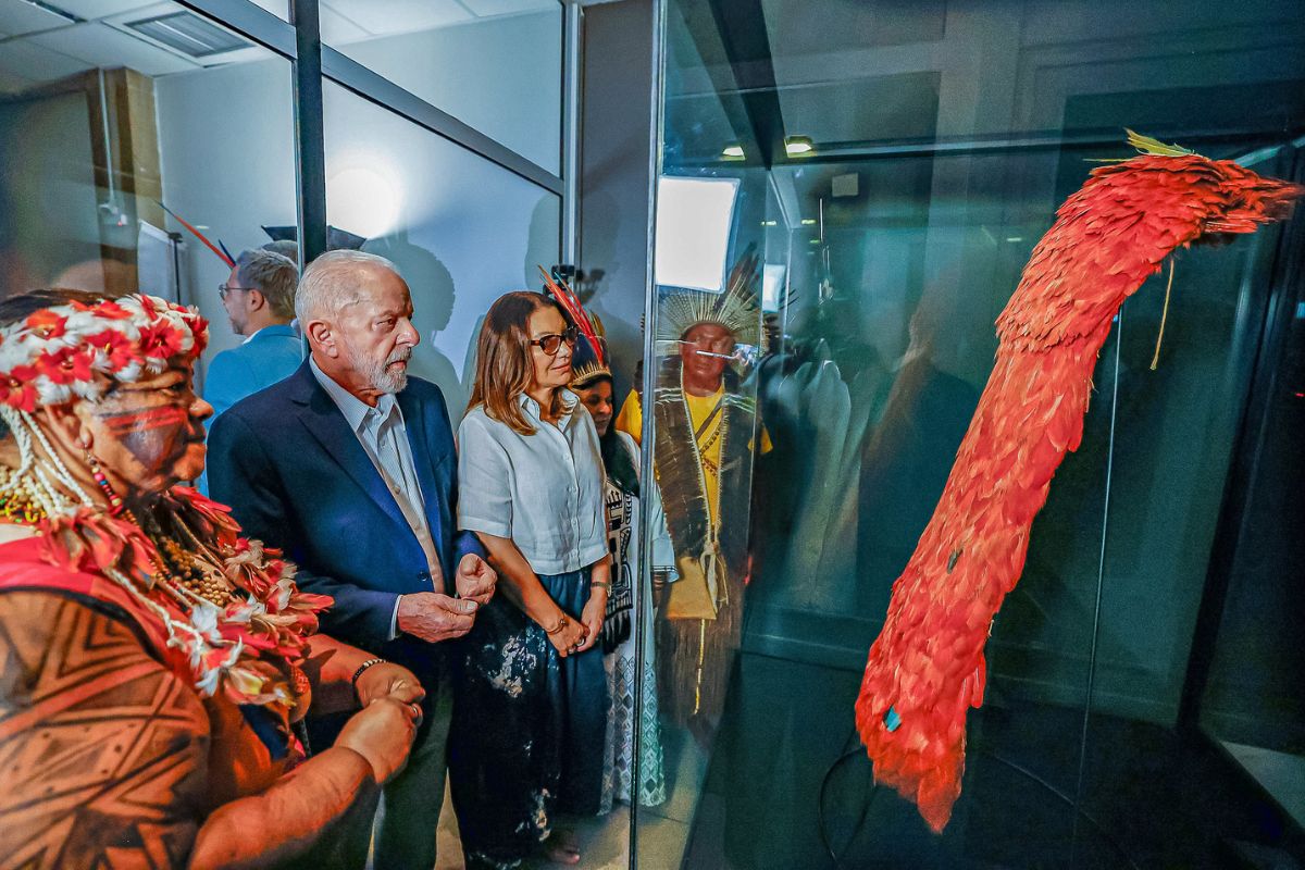 O presidente Lula observa o manto tupinambá no Museu Nacional 