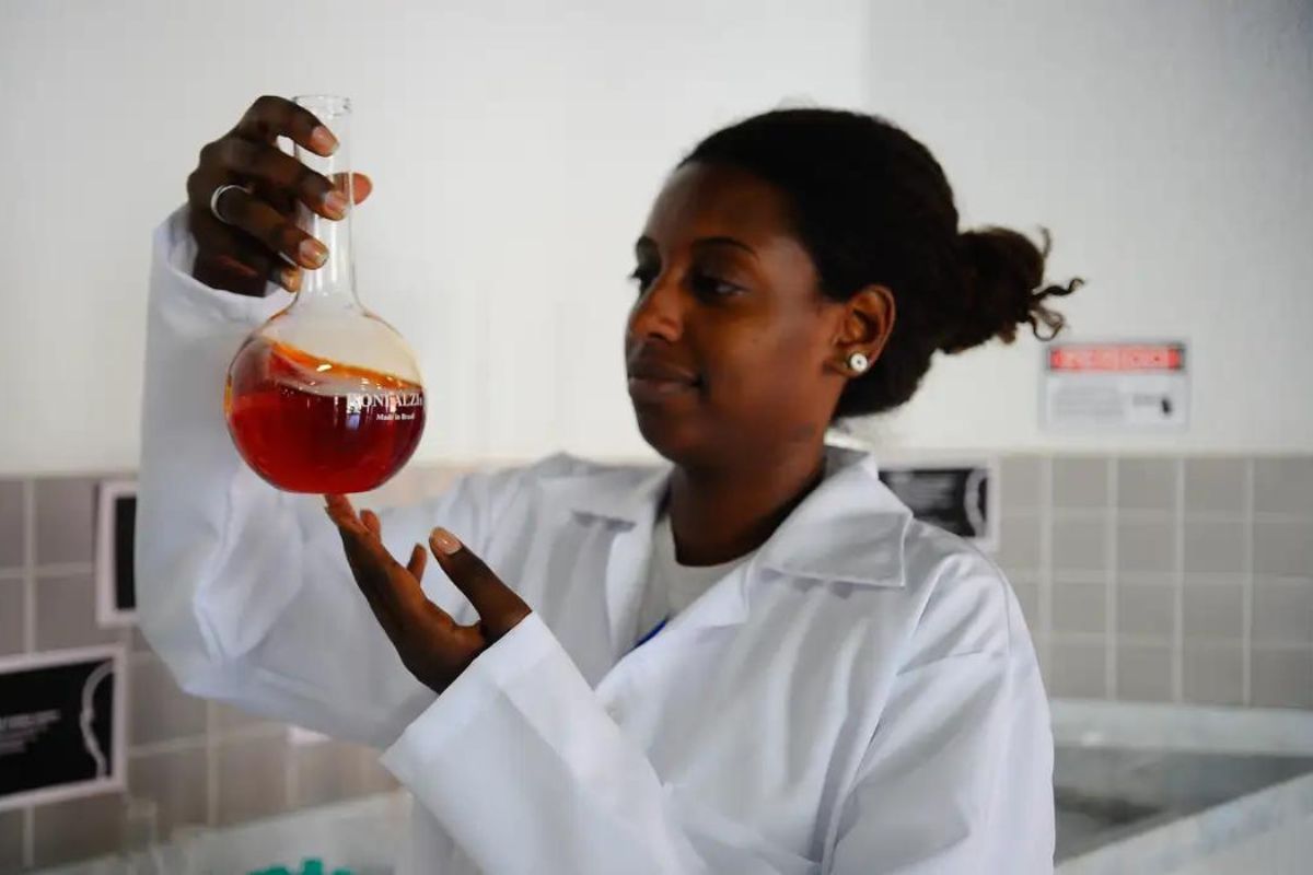 Meninas na ciência prêmio dirigido para jovens cientistas abre inscrições 