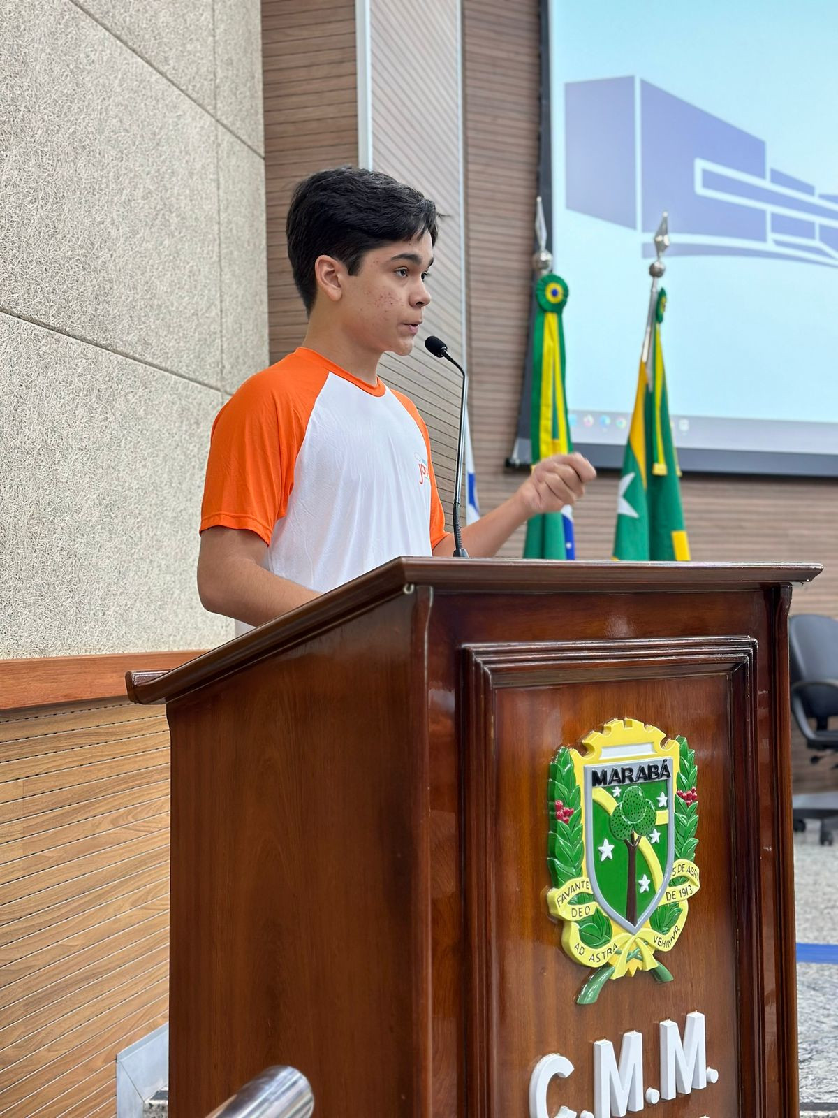 No Pará, a Escola Legislativa de Marabá engaja jovens cidadãos na política.