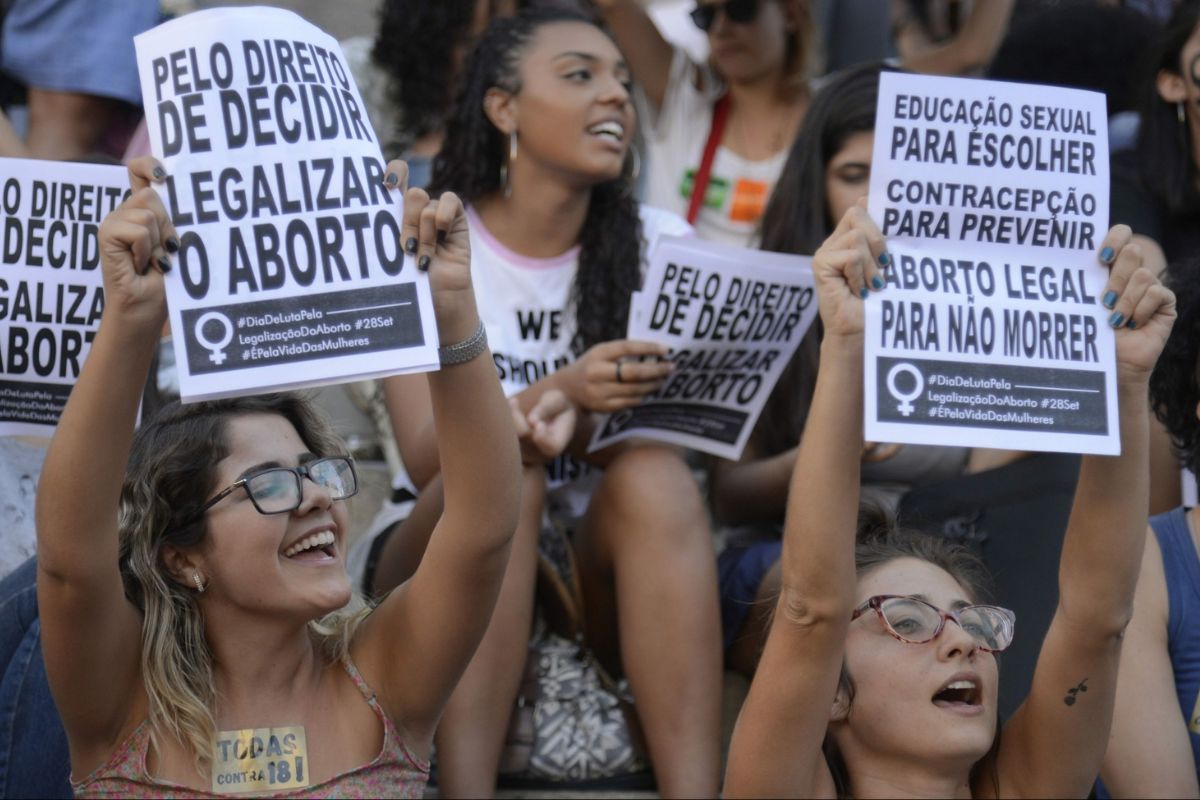 Mulheres protestam contra projeto que proibiria o aborto legal no Brasil