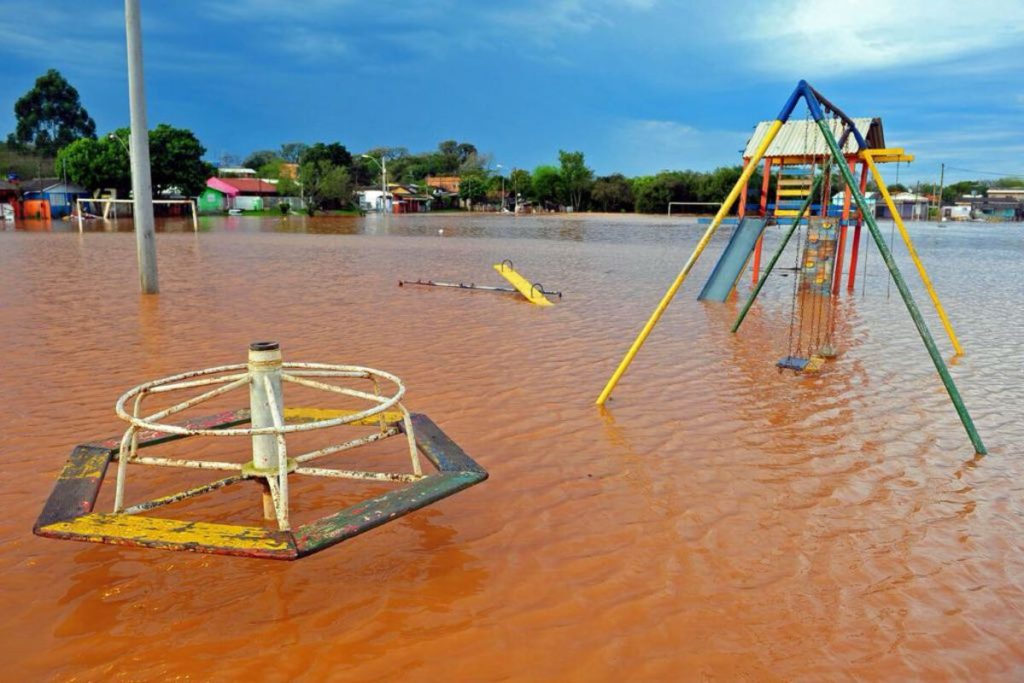 Entenda como a crise climática atinge os direitos das crianças e dos adolescentes