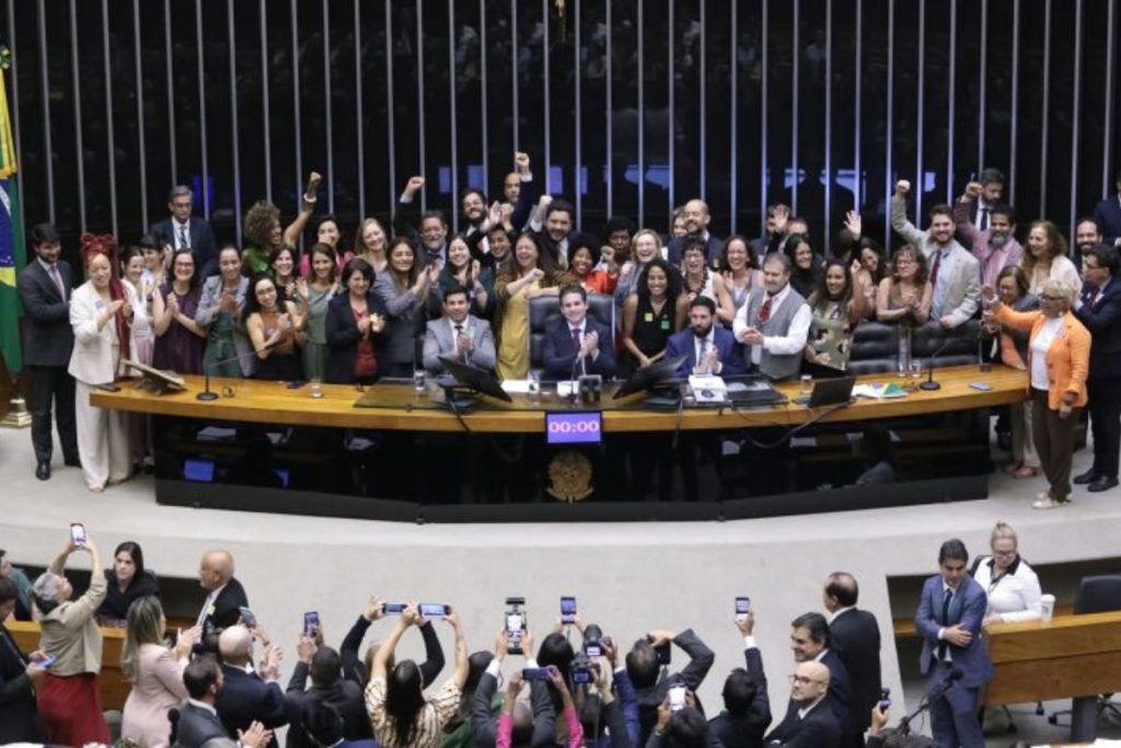 Parlamentares comemoram aprovação do PL 2628/22, chamado de PL da Adultização