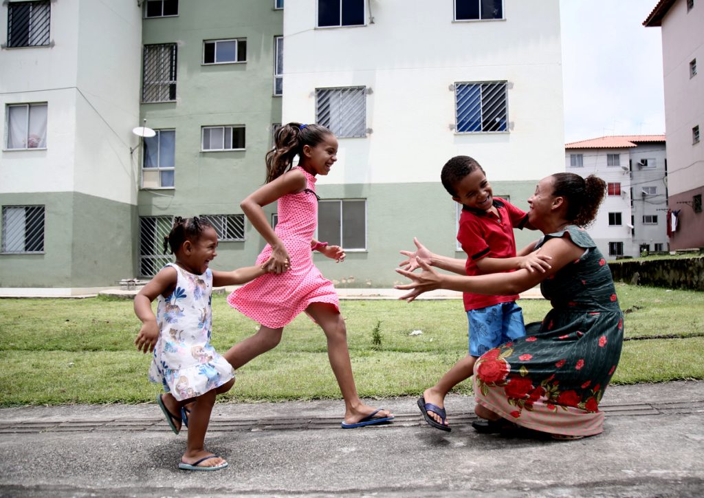 Mariana Zan (Instituto Alana) analisa o Plano de Convivência Familiar e Comunitária e a garantia de direitos de crianças e adolescentes
