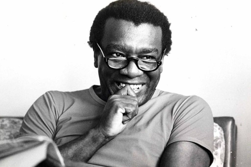 Milton Santos (1926 - 2001) é um pensador negro e geógrafo baiano que inspira a Educação Integral e a agenda de Territórios Educativos no Brasil. 