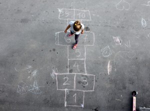 Outra pesquisa, feita em escolas primárias, mostrou que quando uma metodologia lúdica é aplicada desde cedo, vinte anos depois, os adultos tiveram maior escolaridade