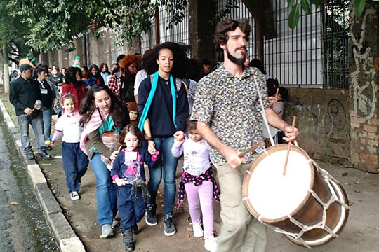 Cortejo poético levou as crianças da Gabriel Prestes às ruas do centro.