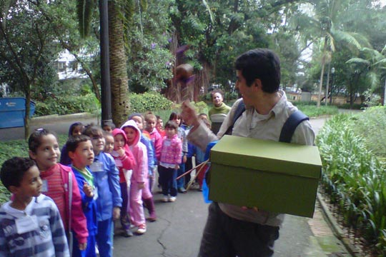 Passeio educativo da Monteiro Lobato desbrava o Parque Buenos Aires.
