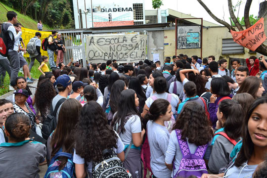 2015 foi um ano histórico para a educação brasileira por conta da mobilização secundarista que ocupou mais de 200 escolas estaduais em São Paulo.