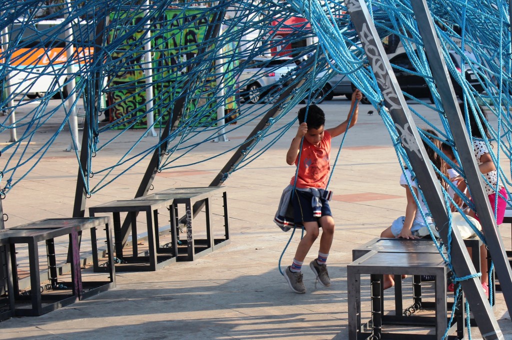 Crianças ainda brincam no mobiliário disponível do Largo da Batata, em São Paulo. Prefeitura diz que vai implantar um novo parquinho