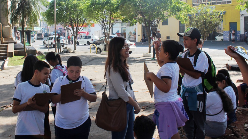 Em projeto sobre migração e preconceito, Rosely Honório estimula as crianças a compartilharem suas impressões sobre o território