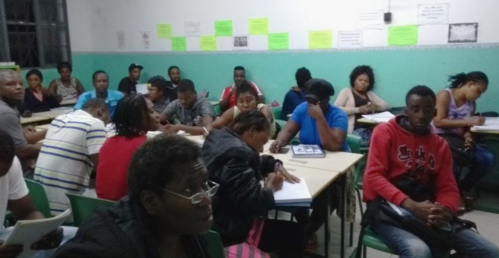 estudantes haitianos assistem aula no Cieja Perus.