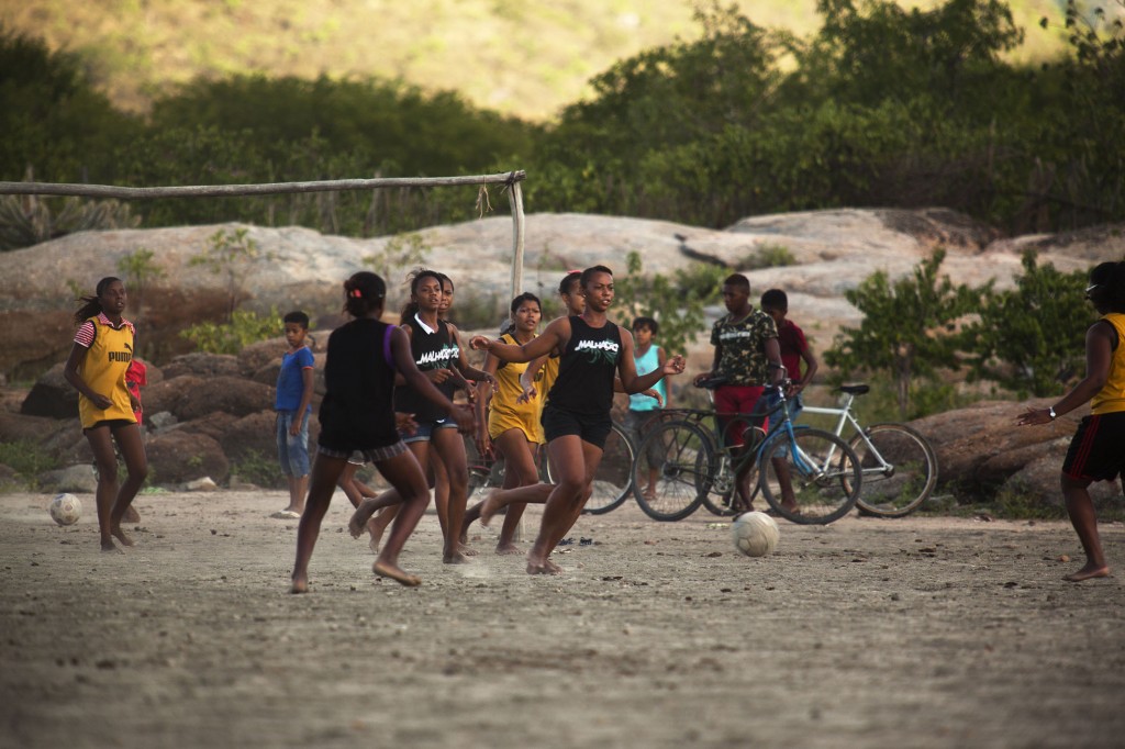 meninas jogam futebol em campos de areia