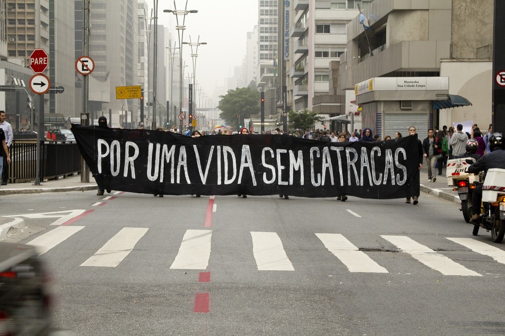 jovens se manifestam nas ruas da avenida paulista em 2013