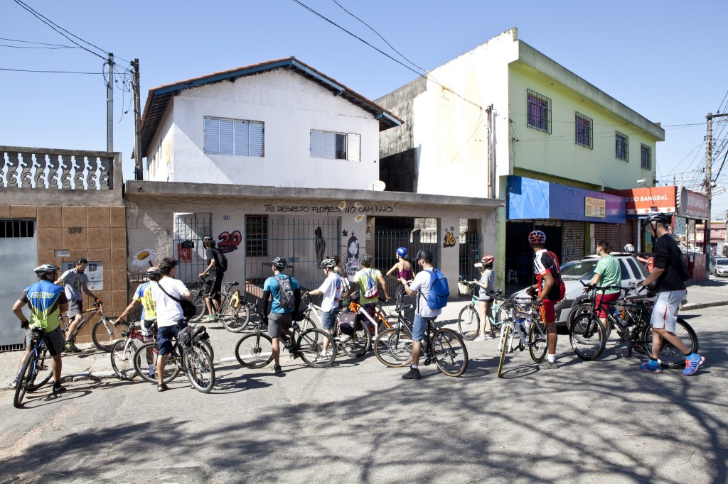pessoas andam de bicicleta e conhecem a arte urbana na zona sul de são paulo 