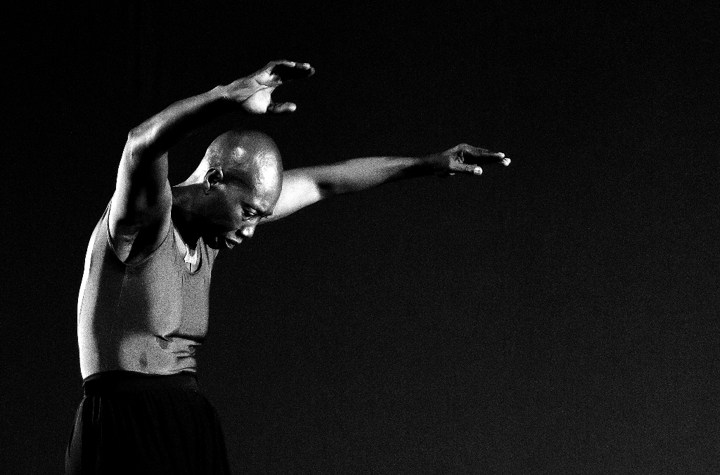 dançarina germaine acogny dança contra um fundo preto 