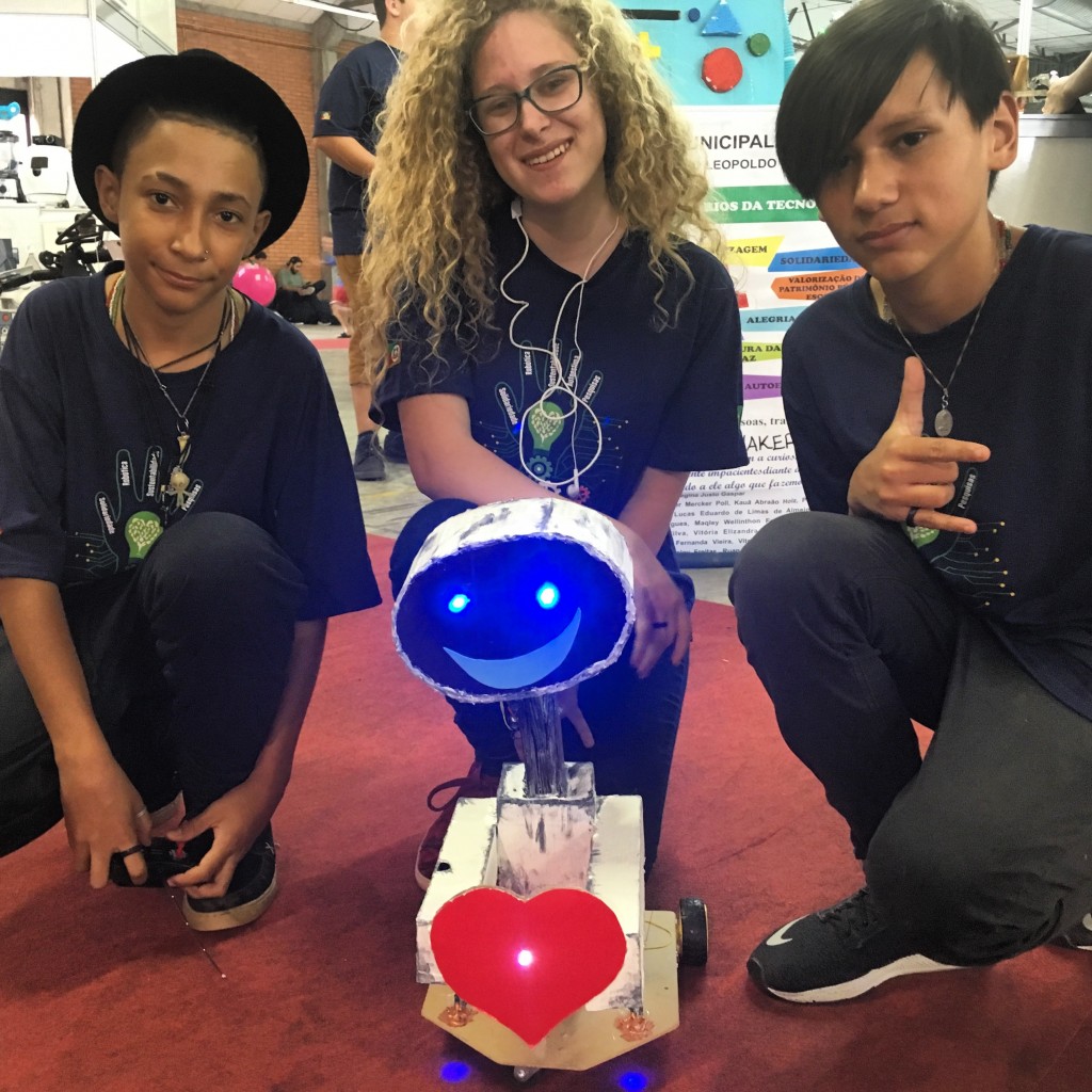 jovens mostram robótica maker na mostratec 2018 