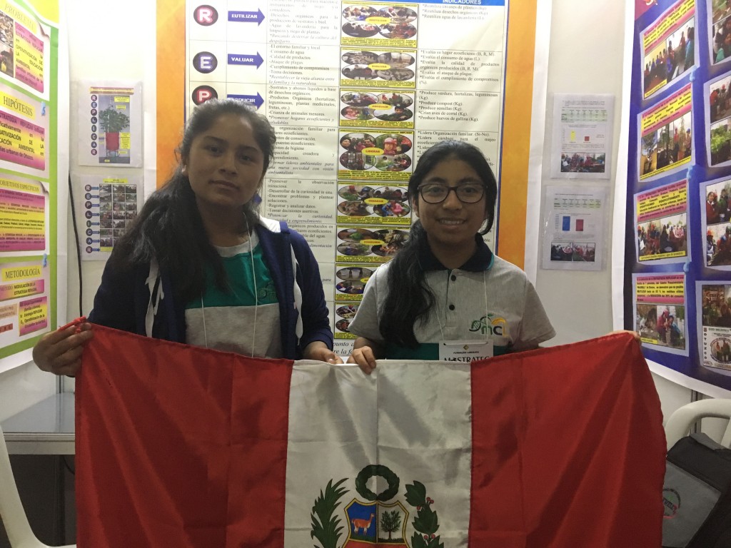 jovens estudantes peruanas com o projeto replicar na mostratec 2018 