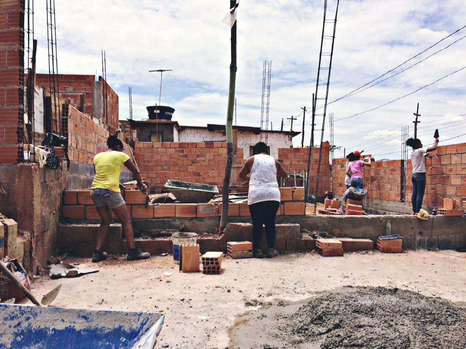 Projeto 'Arquitetura na Periferia' ensina mulheres a construir suas ...