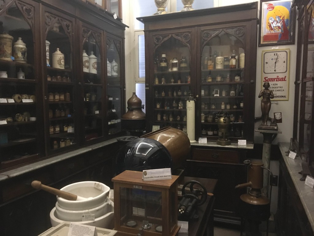 interior do museu cheio de frascos e prateleiras