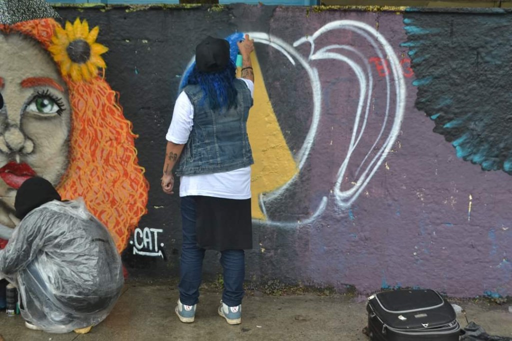 fatyma grafitando muro da escola da zona leste