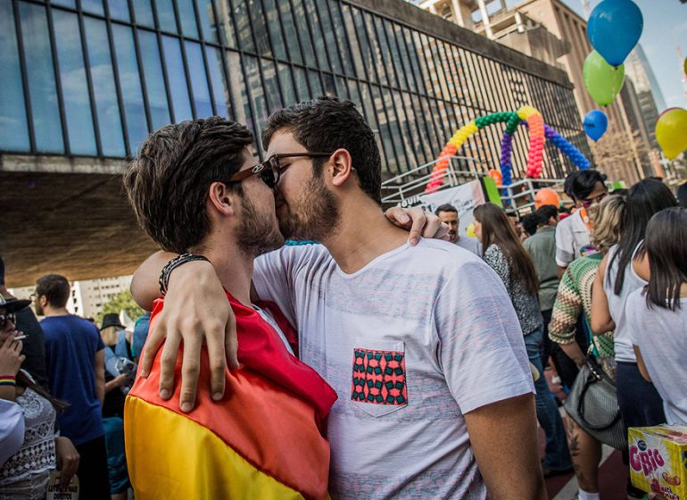 casal se beija na parada gay 