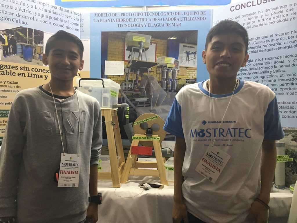 jovens peruanos criam máquina que usa a água do mar para gerar energia elétrica e água potável 