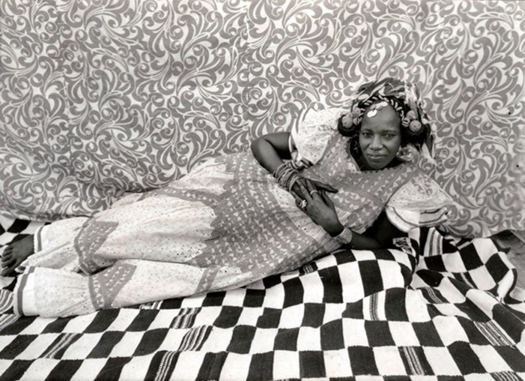 uma das mulheres fotografas em intricados panos do fotógrafo seydou keita