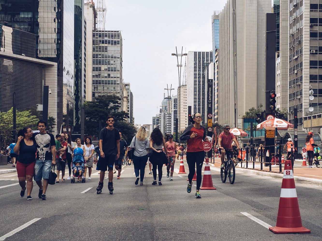 pessoas andando na avenida paulista aberta