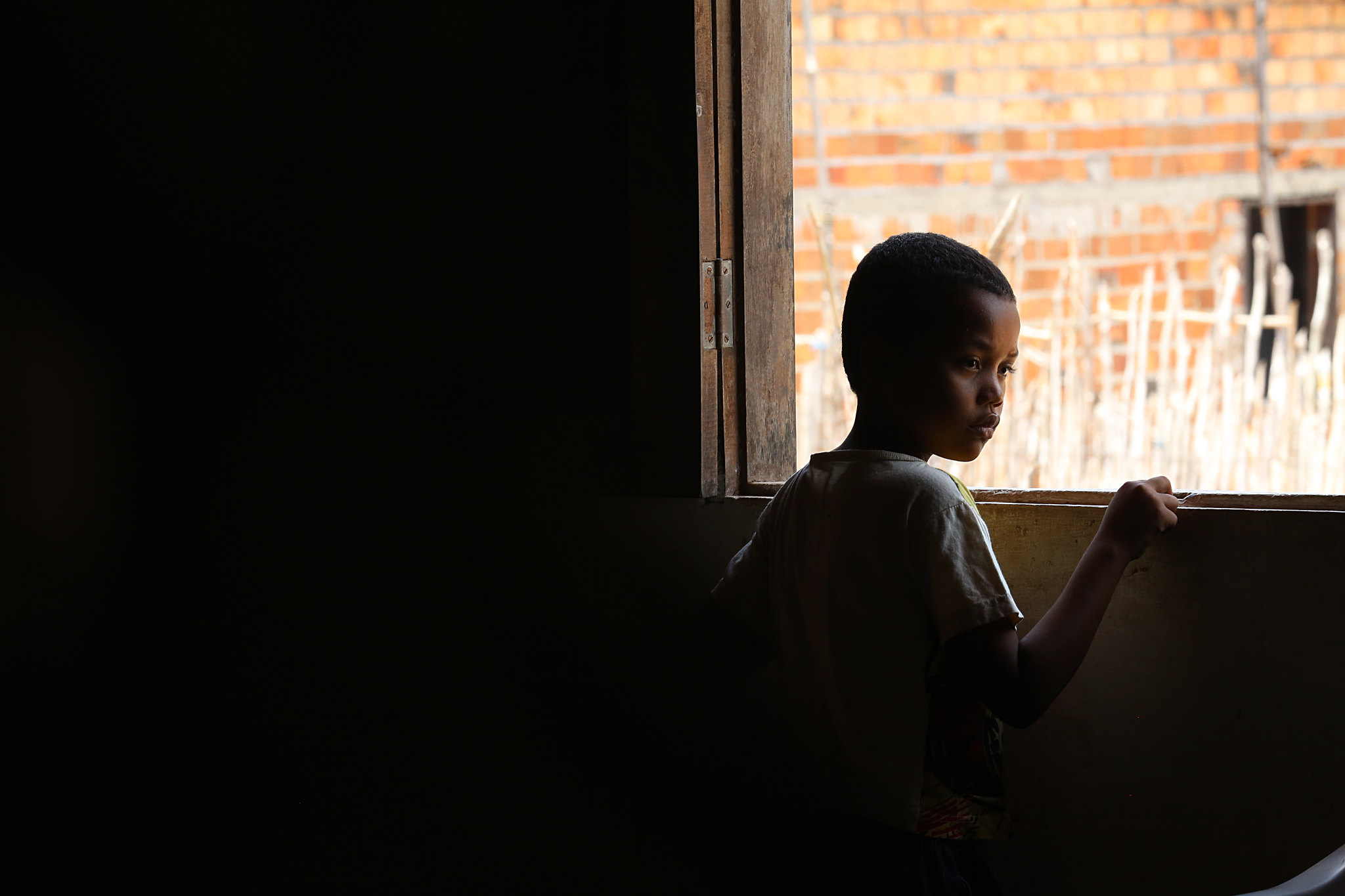 criança na janela de quilombo no maranhão 