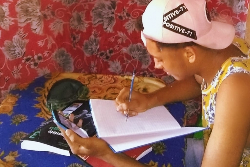 menino estuda usando o celular